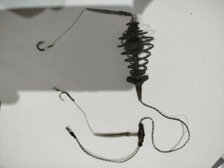 Montaje de pesca con plomo y resorte