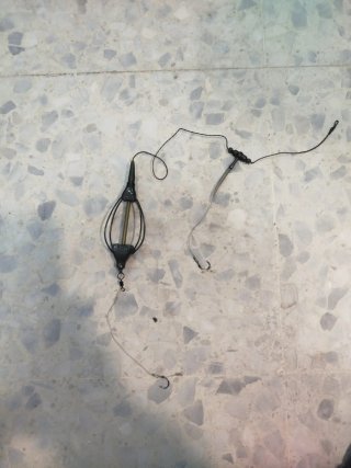 Montaje de pesca con plomo y resorte