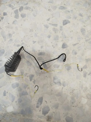 Montaje de pesca con plomo y resorte