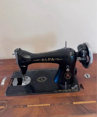 Máquina de coser Alfa antigua