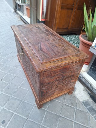 Baul Arcón de Madera Tallada a Mano con Llave