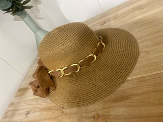 Sombrero de mujer con cadena dorada y lazo