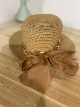 Sombrero de mujer con cadena dorada y lazo