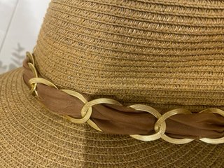 Sombrero de mujer con cadena dorada y lazo