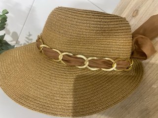 Sombrero de mujer con cadena dorada y lazo