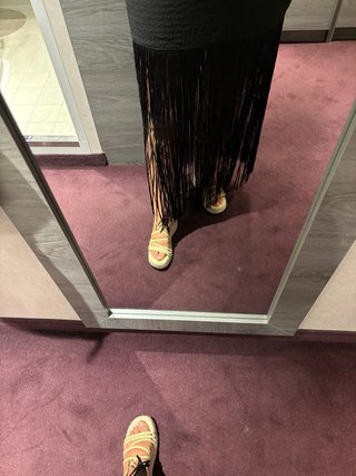Vestido negro ajustado con flecos