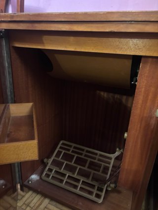Máquina de coser Alfa clásica con mueble
