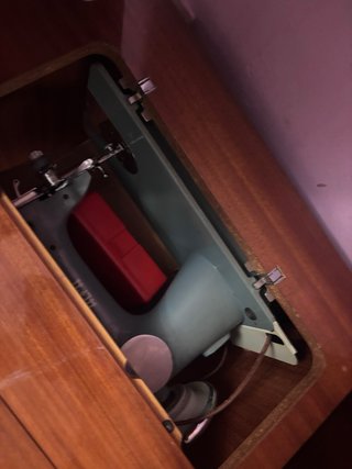 Máquina de coser Alfa clásica con mueble
