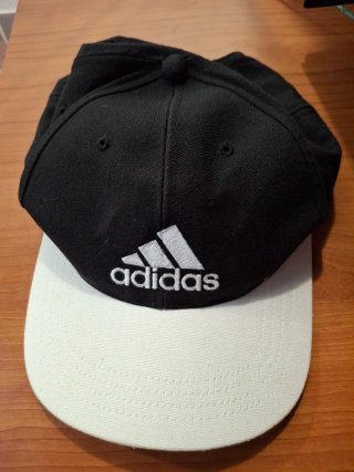 Visera Adidas Negra y Blanca