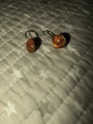 Pendientes dorados con piedra ámbar