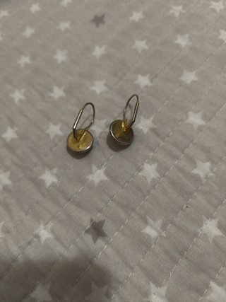 Pendientes dorados con piedra ámbar