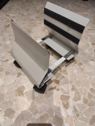 Soporte para ordenador con ruedas