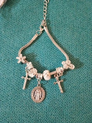 Bracciale con ciondoli religiosi