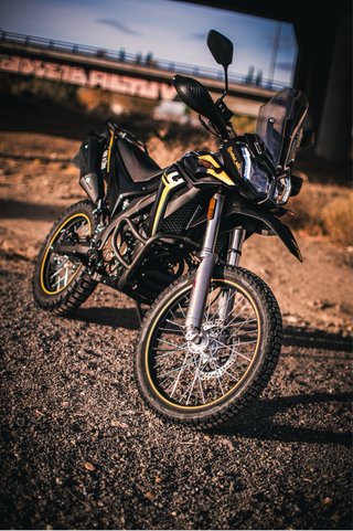 Voge 300 Rally Negra y Amarilla