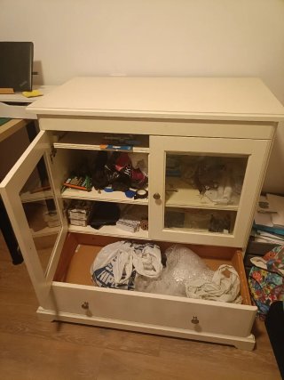 Mueble vitrina restaurado con cajón