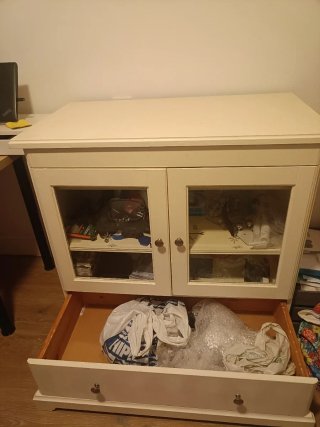 Mueble vitrina restaurado con cajón