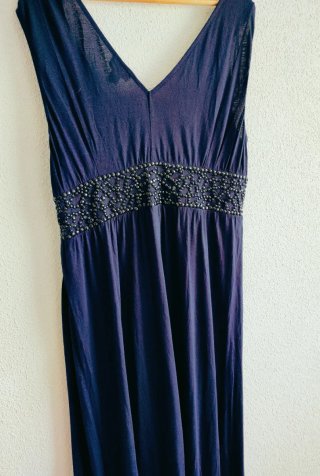 Vestido largo azul con pedrería