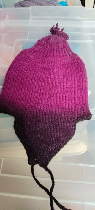 Gorro tejido naranja y marrón