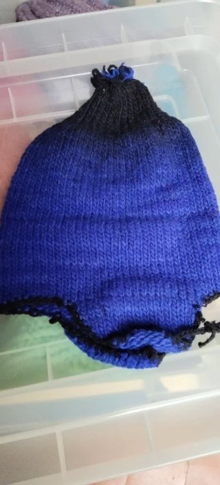 Gorro tejido naranja y marrón