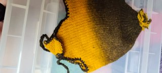 Gorro tejido naranja y marrón