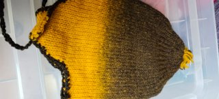 Gorro tejido naranja y marrón