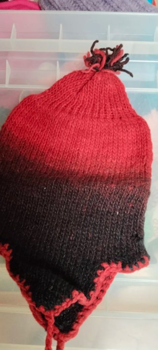 Gorro tejido naranja y marrón