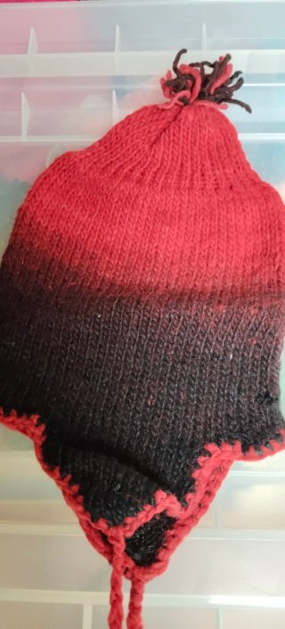 Gorro tejido naranja y marrón