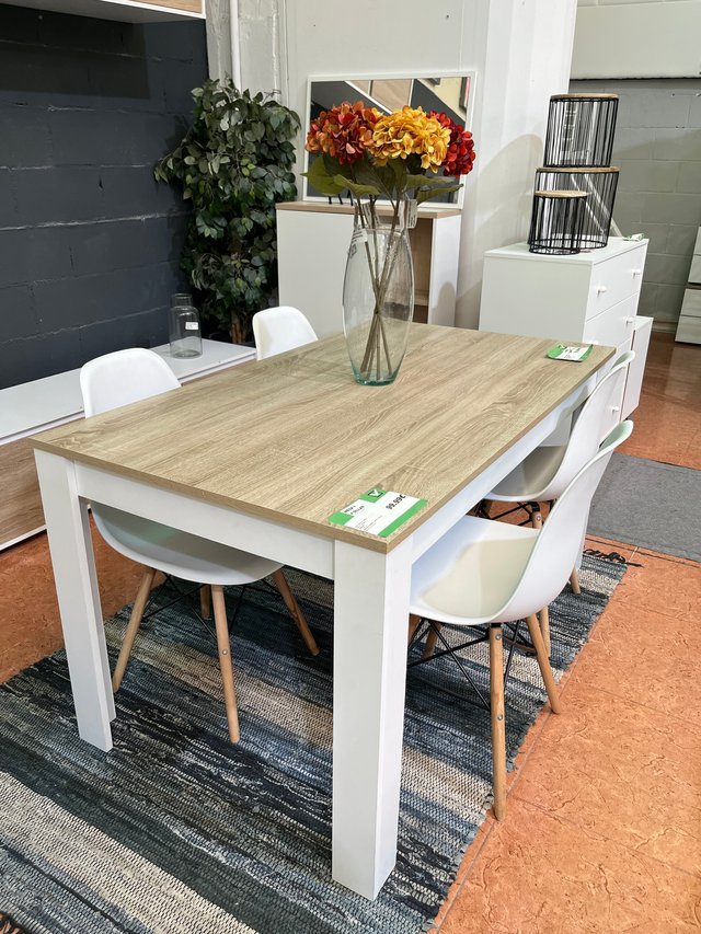 Mesa de comedor con 4 sillas blancas