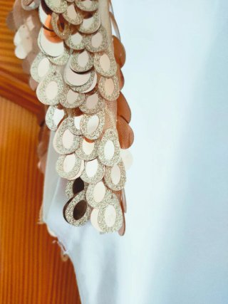 Blusa blanca con detalle dorado