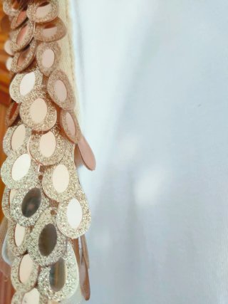 Blusa blanca con detalle dorado