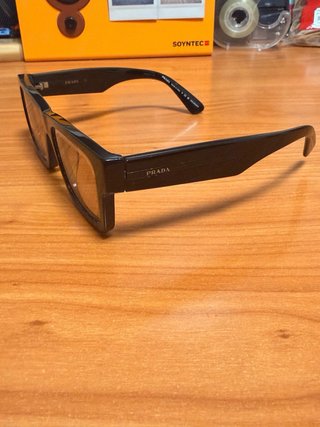 Gafas de sol Prada negras y naranjas
