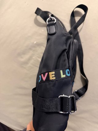 Mochila antirrobo negra con detalles multicolor