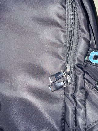 Mochila antirrobo negra con detalles multicolor