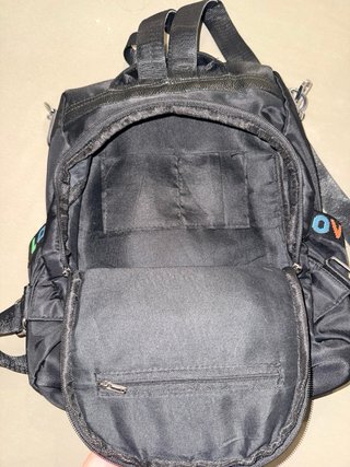 Mochila antirrobo negra con detalles multicolor