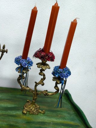 Candelabro clásico dorado con velas