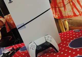 Consola Sony PS5 Slim Blanca Blanca y Dorada