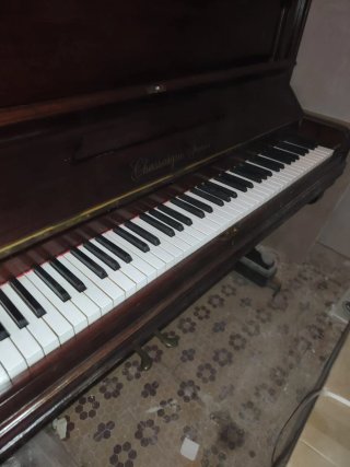 Piano antiguo madera oscura