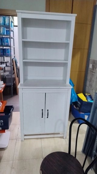 Alacena blanca de madera