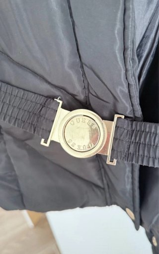 Abrigo Guess Negro con Cinturón y Capucha