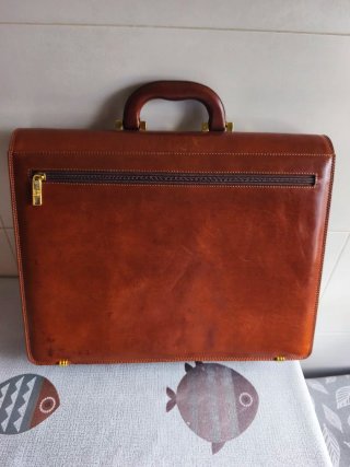 Elegante borsa Balenciaga in pelle marrone con dettagli dorati
