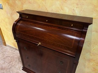 Secreter q de madera con persiana y cajones.