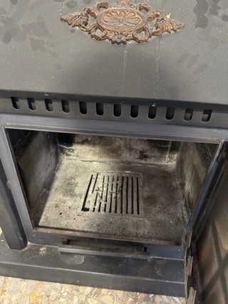Chimenea de leña rústica de hierro. Urgente