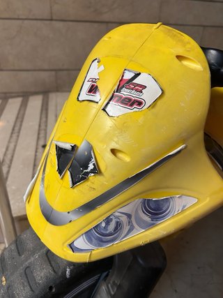 Moto de juguete amarilla para niños