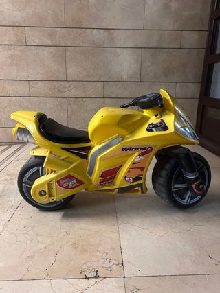 Moto de juguete amarilla para niños