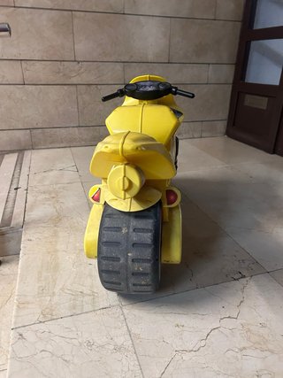 Moto de juguete amarilla para niños