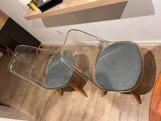 Sillas de comedor transparentes y madera