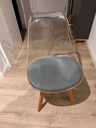 Sillas de comedor transparentes y madera