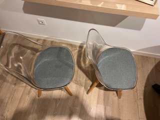 Sillas de comedor transparentes y madera