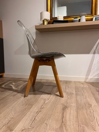 Sillas de comedor transparentes y madera
