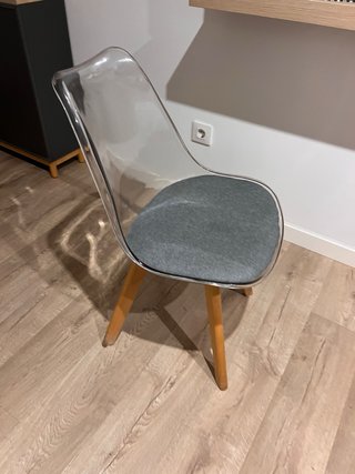 Sillas de comedor transparentes y madera